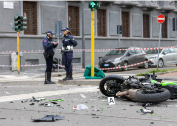 Incidente a Milano, scontro tra moto e taxi in viale Corsica, morti i due centauri 20enni, ferito il tassista - VIDEO 