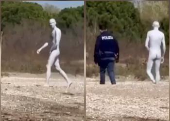 Venezia, uomo nudo e coperto di vernice bianca sulla spiaggia, prima scambiato per un cadavere, poi portato in caserma - VIDEO