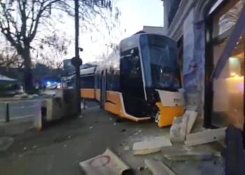 Milano, tram deragliato tra viale Vittorio Veneto e via Lazzaretto, ipotesi malore improvviso dell'autista - VIDEO