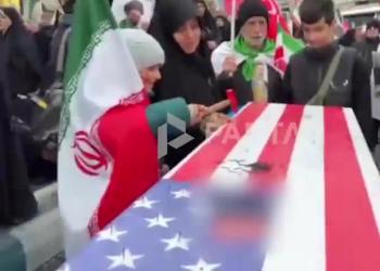 Iran, manifestazioni pro-Repubblica a Teheran durante giornata Al Quds, chiodate bare con bandiere Usa e Israele - VIDEO