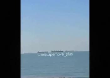 Iran, Stretto di Hormuz in tilt: centinaia di petroliere e navi cargo in coda per chilometri davanti al canale - VIDEO