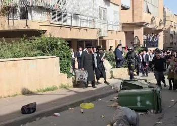 Israele, nuove proteste di ebrei Haredi contro servizio di leva a Bnei Brak, 2 soldatesse Idf attaccate, oltre 20 arresti - VIDEO