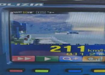 Autostrada Sassari-Alghero, automobilista immortalato da telelaser a 211 km/h, inseguito e fermato, patente sospesa - VIDEO