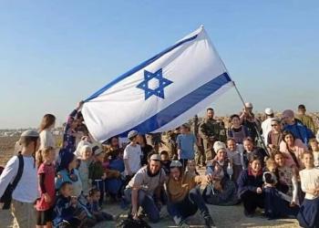 Gaza, 2 gruppi di coloni israeliani nella Striscia piantano bandiera di Israele in kibbutz Morag e Kfar Darom, esplusi da Idf - VIDEO