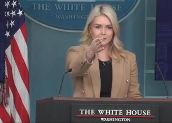 Renee Good uccisa a Minneapolis, giornalista attacca l'ICE: "32 persone assassinate nel '26", Leavitt lo caccia: "Attivista di sinistra, via da qui" - VIDEO