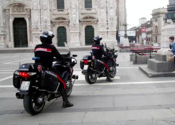 Milano Banlieue, 20enne egiziano aggredito e picchiato in via Orefici, davanti al Duomo: indagato un connazionale - VIDEO