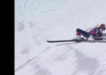 Olimpiadi Milano Cortina 2026, caduta choc per Lindsey Vonn in discesa libera, portata via in elicottero, gara sospesa per 20&rsquo; &ndash; VIDEO