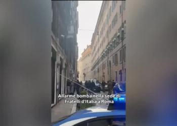 Roma, allarme bomba in via della Scrofa nella sede di Fratelli d'Italia, evacuato l'intero palazzo, strade chiuse - VIDEO