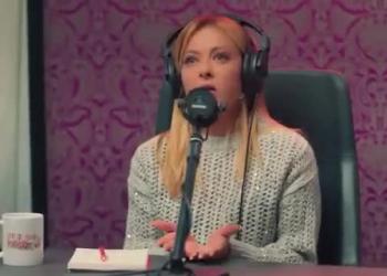 Meloni a Pulp Podcast di Fedez, il fuori onda della premier interrotta e infastidita: &ldquo;Santa Madonna, famme fin&igrave;&rdquo; - VIDEO