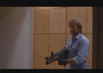 Morte Chuck Norris, l'attore nel film Invasion Usa, la scena dello scontro finale tra Matt Hunter e Richard Lynch - VIDEO