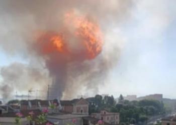 Crolla palazzina a Piana del Sole a Roma dopo esplosione bombola gpl, colpite 3 villette vicine, 2 feriti e 70 persone evacuate - VIDEO