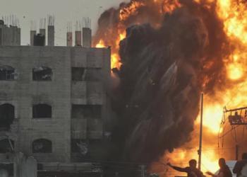 Gaza, Idf colpisce quartiere Khan Younis e campo profughi Balata: &ldquo;Colloqui di pace sono sospesi e il genocidio continua" - VIDEO