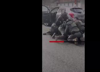 Minneapolis, agenti ICE colpiscono al volto Juan Torres con ginocchiate, segretario DHS McLaughlin: "Alieno criminale dell'Ecuador" - VIDEO
