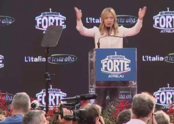 Meloni chiude Atreju e spiana Schlein: "Qui tutti i leader di opposizione, tranne lei", la Segretaria Pd: "La partita politica &egrave; aperta" - VIDEO