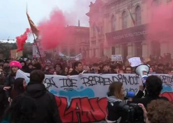 Olimpiadi Milano-Cortina, proteste contro presenza di Israele e ICE ai Giochi, dimostranti: "Vance out" e "Show Israel the red card" - VIDEO