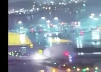 Incidente tra aereo e camion dei vigili del fuoco all'aeroporto di New York, il VIDEO dell'impatto tra il velivolo e il mezzo 