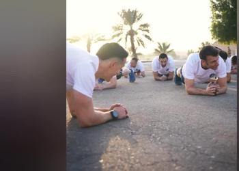 Emirati Arabi, il VIDEO di Macron Napoleon che si allena con soldati francesi tra flessioni, burpees e banchetti: "Un onore, auguro buone feste"