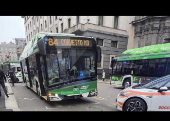 Milano, autobus travolge moto in via Senato, 4 feriti, centauro 31enne trasportato in codice giallo al Niguarda - VIDEO