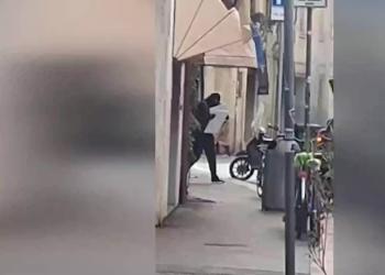 Arezzo, furto alla gioielleria Grotti con idrante e fumogeni in pieno giorno: rubato &euro; 1mln in 1 minuto e mezzo, ladri in fuga