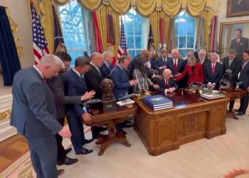 Usa, pastori evangelici pregano intorno a Trump nello studio Ovale, invocata &ldquo;protezione per Presidente e per Paese&rdquo; - VIDEO