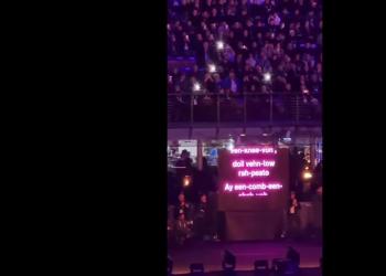 Cerimonia apertura Milano Cortina 2026, il VIDEO del gobbo di Mariah Carey con la pronuncia in inglese del testo di &ldquo;Nel Blu dipinto di Blu&rdquo;