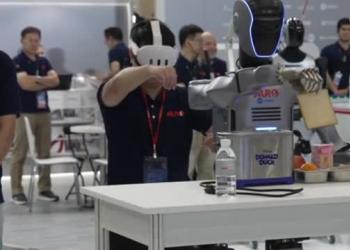 Dal calligrafo al cuoco, le abilit&agrave; dei robot allo show di Taipei