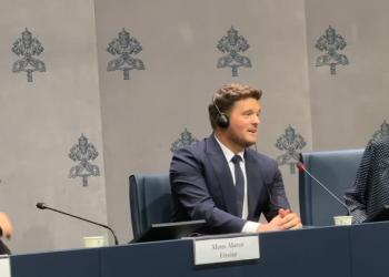 Michael Bubl&eacute; intona l'Ave Maria in conferenza stampa in Vaticano