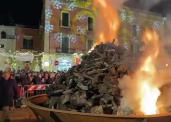 La tradizione del "J&ograve; a J&ograve;" a Corato: il grande fal&ograve; per Santa Lucia