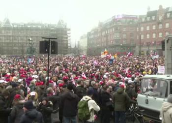 Copenaghen, in migliaia in piazza contro Trump: "Gi&ugrave; le mani dalla Groenlandia, non &egrave; in vendita, rispetto per il nostro popolo" - VIDEO