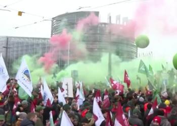 Migliaia di agricoltori protestano a Strasburgo: "Stop Mercosur"