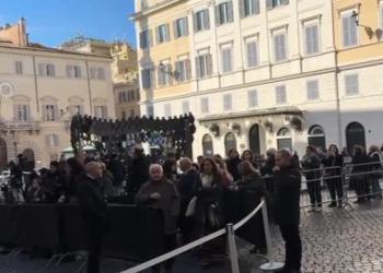 Ultimo giorno di camera ardente, ancora in coda per Valentino