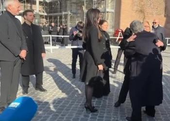 L'arrivo di Anne Hathaway ai funerali di Valentino