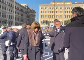 Anna Wintour, Tom Ford e Donatella Versace per l'addio a Valentino