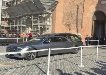 L'arrivo del feretro di Valentino per i funerali a Roma