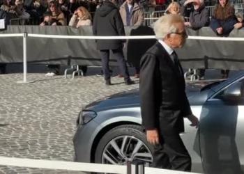 L'arrivo commosso del compagno Hoeksema al funerale di Valentino