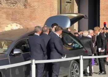 Valentino, cuscino di rose bianche sul feretro e applausi all'uscita