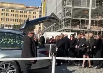 Anne Hathaway "lancia" un bacio al feretro di Valentino