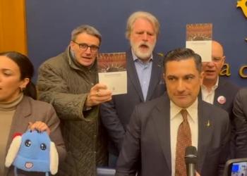 Iniziativa estrema destra Camera, opposizione occupa sala stampa