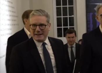 Epstein files, possibili altre dimissioni dopo pubblicazione messaggi WhatsApp di Mandelson, Starmer accusato di insabbiamento