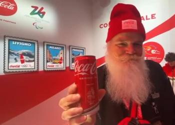 Babbo Natale collezionista di pin CocaCola arriva alle Olimpiadi