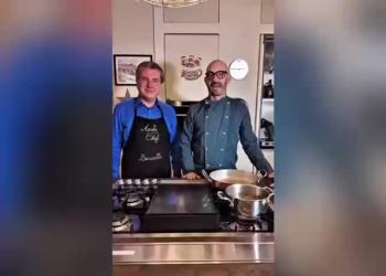 Bassetti in cucina, la virostar si improvvisa chef con Davide Bertellini: dall&rsquo;insistenza sul vaccino Covid al risotto di Natale - VIDEO