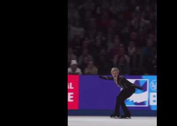 Olimpiadi Milan- Cortina, il VIDEO del salto mortale all&rsquo;indietro di Ilia Malinin durante la sua esibizione nel pattinaggio artistico 