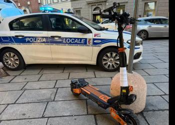 Piacenza, fermato e multato 18enne egiziano su monopattino elettrico a 98 km/h senza casco, sequestrato il mezzo &ndash; VIDEO