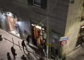 Napoli, assalto di teppisti armati di mazze e spranghe al pub Bridge di via Bisignano dove tifosi del Chelsea festeggiavano vittoria partita  - VIDEO