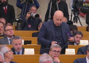 Conferenza stampa Meloni, giornalista del Corriere della Sera Marco Galluzzo ripreso da presidente Odg per la domanda troppo lunga - VIDEO