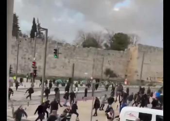 Gerusalemme, polizia israeliana lancia lacrimogeni ai fedeli palestinesi in preghiera per la fine del Ramadan - VIDEO