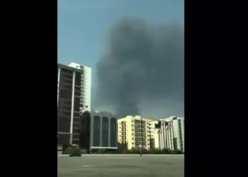 Iran colpisce porto di Salalah in Oman, base aerea di Al Udeid in Qatar e giacimento petrolifero di Fujairah negli Eau - VIDEO