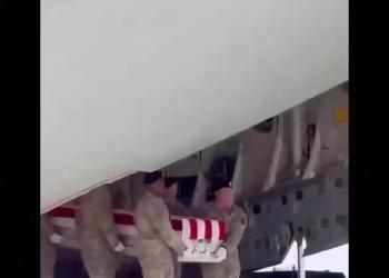 Usa, bare dei 6 soldati americani morti nel Golfo rientrate in patria, le famiglie: "Morti per guerra non nostra" - VIDEO