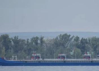 Ucraina, raid di Kiev con droni su nave petroliera russa nel porto di Rostov, colpita anche Bataysk: 3 morti e oltre 10 feriti - VIDEO