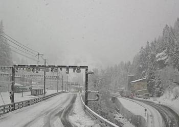 Svizzera, deragliato treno con a bordo 80 persone dopo valanga tra Goppenstein e Briga nel Cantone Vallese, diversi feriti - VIDEO